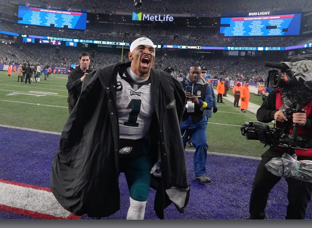 Jalen Hurts celebrates a win that made Eagles 12-1